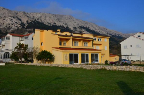 Apartments Mango II, Baska